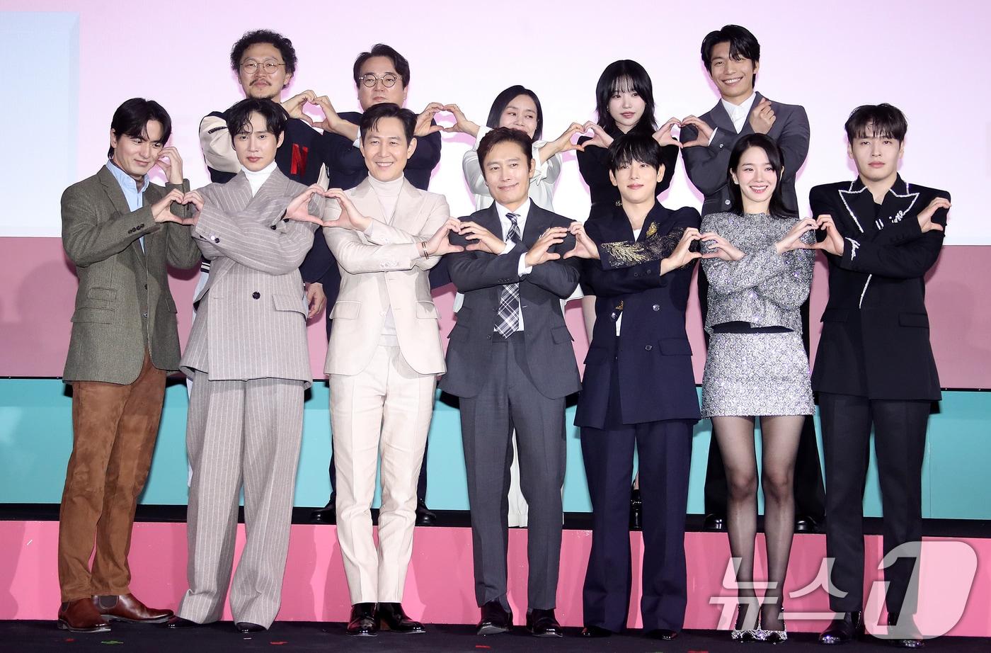 배우 양동근(왼쪽 위 시계방항부터)과 이서환, 강애십, 조유리, 위하준, 강하늘, 박규영, 임시완, 이병헌, 이정재, 박성훈, 이진욱이 9일 서울 중구 동대문디자인플라자(DDP)에서 열린 넷플릭스 오리지널 시리즈 '오징어 게임' 시즌2 제작발표회에서 포즈를 취하고 있다. '오징어 게임' 시즌2는 복수를 다짐하고 다시 돌아와 게임에 참가하는 ‘기훈’(이정재)과 그를 맞이하는 ‘프론트맨’(이병헌)의 치열한 대결, 그리고 다시 시작되는 진짜 게임을 담은 이야기다. 2024.12.9/뉴스1 ⓒ News1 권현진 기자