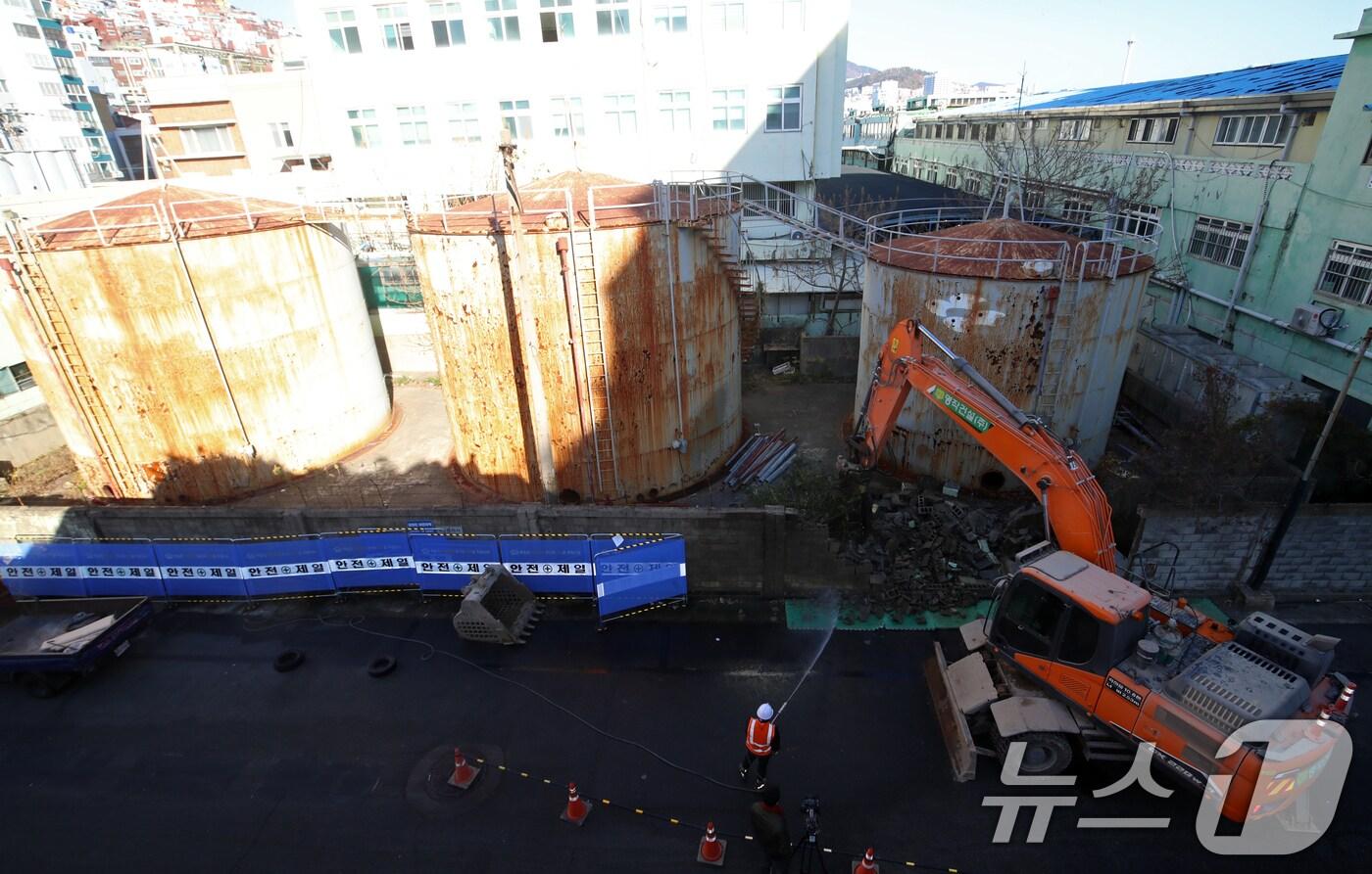 부산 서구 부산공동어시장 별관 뒤편에 현대화 사업을 위한 시설물 철거 작업이 진행되고 있다. 부산공동어시장은 이날 별관 뒤편에 있는 유류 탱크를 제거하는 것을 시작으로 1단계 구간 철거 작업에 돌입했다. 2024.12.9/뉴스1 ⓒ News1 윤일지 기자