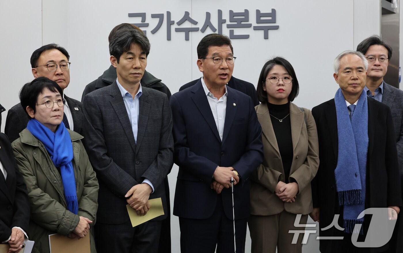 신정훈 국회 행정안전위원회 위원장과 윤건영 더불어민주당 간사를 비롯한 야당 행안위 의원들이 비상계엄 수사 관련 9일 서울 서대문구 국가수사본부 현장방문을 마친 뒤 브리핑을 하고 있다. 2024.12.9/뉴스1 ⓒ News1 송원영 기자