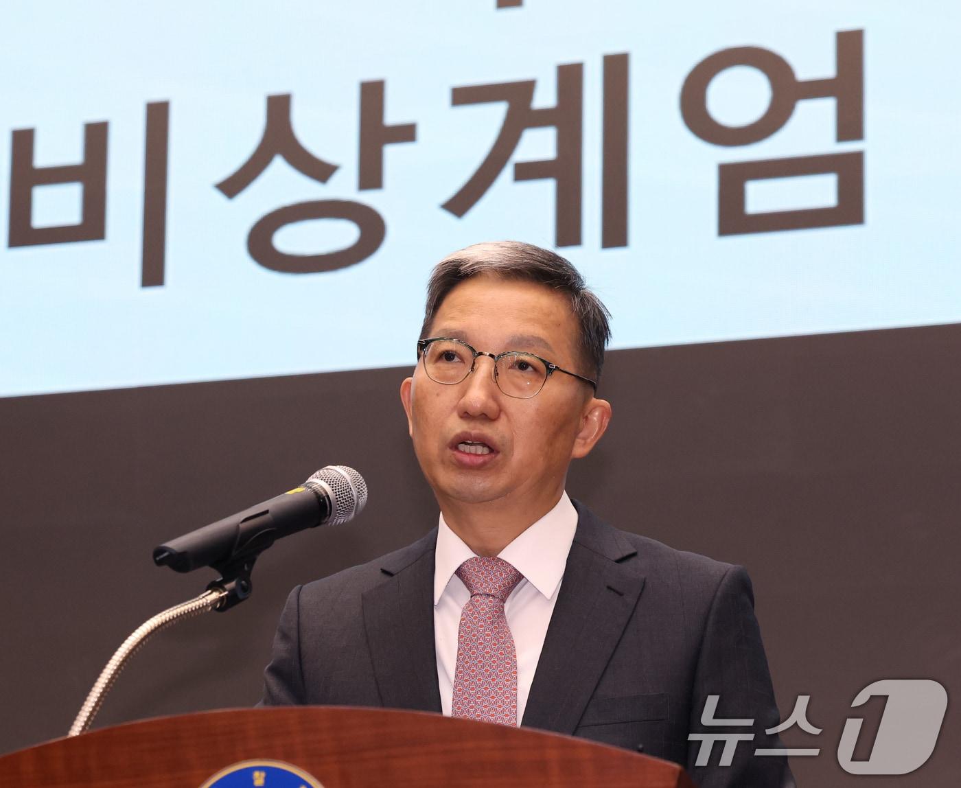 본문 이미지 - 우종수 경찰청 국가수사본부장이 9일 서울 서대문구 경찰청에서 윤석열 대통령의 비상계엄 수사 관련 브리핑을 하고 있다. 2024.12.9/뉴스1 ⓒ News1 ,송원영 기자