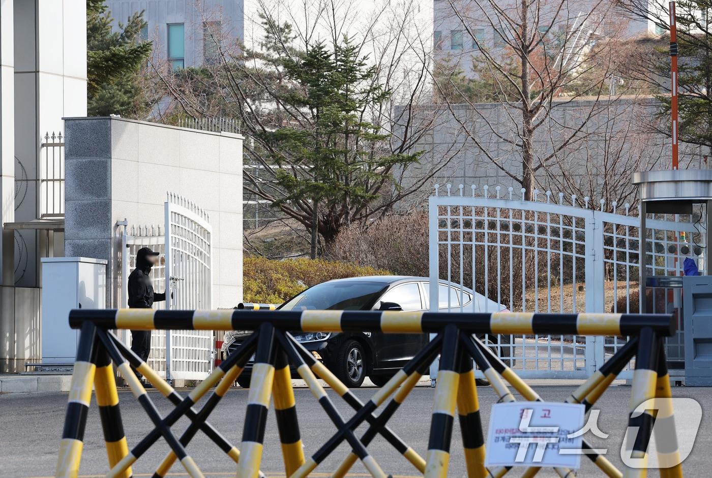 &#39;9일 오후 경기 과천에 위치한 방첩사령부로 차량이 드나들고 있다. 2024.12.9/뉴스1 ⓒ News1 장수영 기자