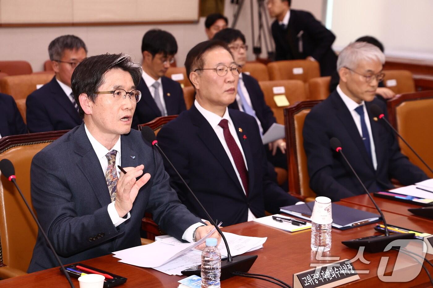 본문 이미지 - 오동운 공수처장이 9일 서울 여의도 국회에서 열린 비상계엄 사태와 관련한 윤석열 대통령 등의 내란 혐의 진상규명을 위한 상설특검 수사요구안 등에 관한 법제사법위원회 전체회의에서 의원 질의에 답변하고 있다. 왼쪽부터 오 처장, 박성재 법무부 장관, 천대엽 법원행정처장. 2024.12.9/뉴스1 ⓒ News1 김민지 기자