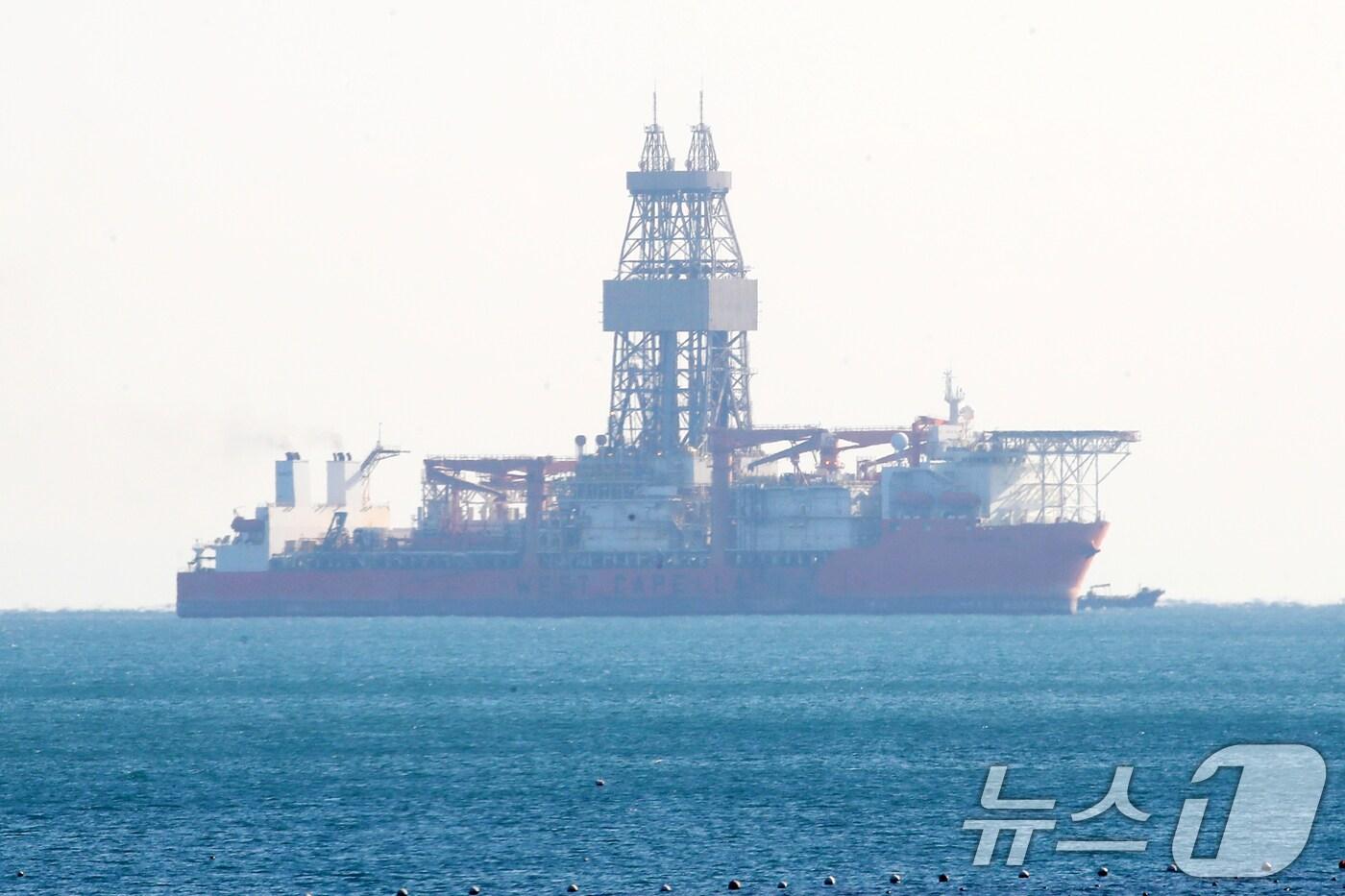 본문 이미지 - 지난 9일 부산 서구 송도해수욕장 앞바다에 있는 고래 조형물 뒤로 동해심해 가스전 유망구조에 석유·가스가 묻혀 있는지를 확인할 시추선 '웨스트 카펠라'호가 입항해 있다. 웨스트 카펠라호는 보급기지인 부산신항으로부터 7~8일간 시추에 필요한 자재들을 선적할 계획이다. 보급품을 실은 뒤 오는 17일 경북 포항 영일만 시추 해역으로 출발해 시추 작업에 나설 예정이다. 2024.12.9/뉴스1 ⓒ News1 윤일지 기자