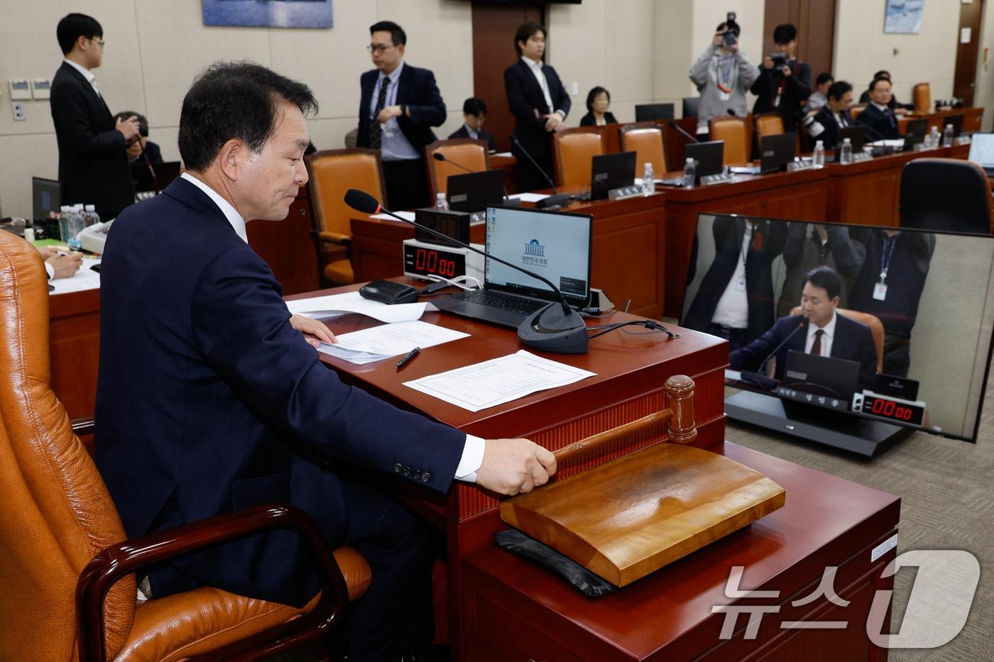 성일종 국회 국방위원회 위원장이 9일 오후 서울 여의도 국회에서 국방위 제418회국회(정기회) 제10차 전체회의를 주재하고 있다. 국방위는 오는 10일 전체회의를 열고 비상계엄 사태와 관련 현안질의를 할 예정이다. 2024.12.9/뉴스1 ⓒ News1 안은나 기자