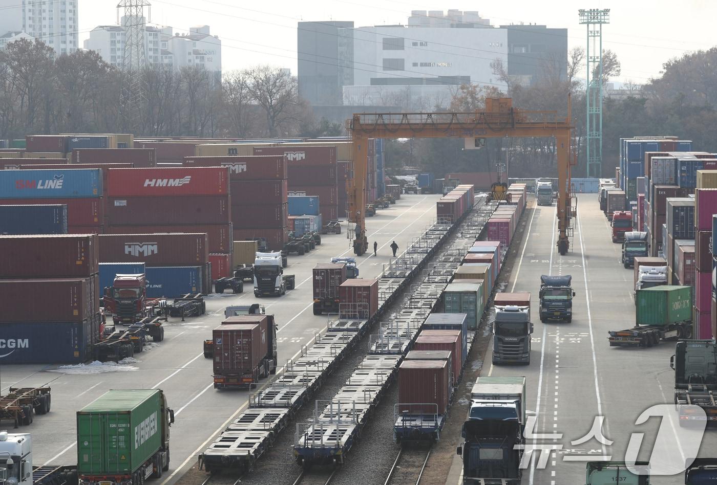 전국철도노동조합의 무기한 총파업 닷새째인 9일 오후 경기 의왕시 내륙컨테이너기지&#40;ICD&#41;에 화차들이 정차해 있다. 2024.12.9/뉴스1 ⓒ News1 김영운 기자