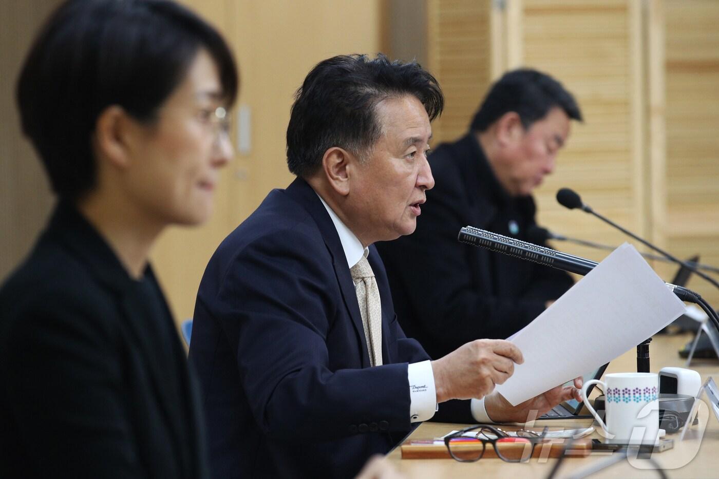 김영환 충북지사가 9일 확대간부회의에서 발언을 하고 있다.(충북도 제공)