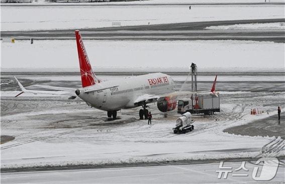본문 이미지 - 제방빙 작업 (한국공항공사 제공) / 뉴스1