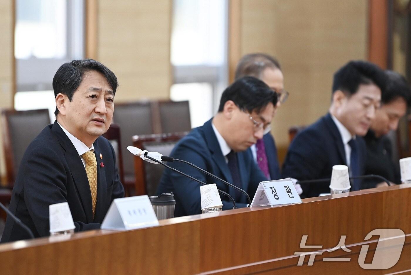 본문 이미지 - 안덕근 산업통상자원부 장관이 9일 정부세종청사 산업부 대회의실에서 열린 '산업통상자원부 확대간부회의'를 주재하고 있다. (산업통상자원부 제공) 2024.12.9/뉴스1