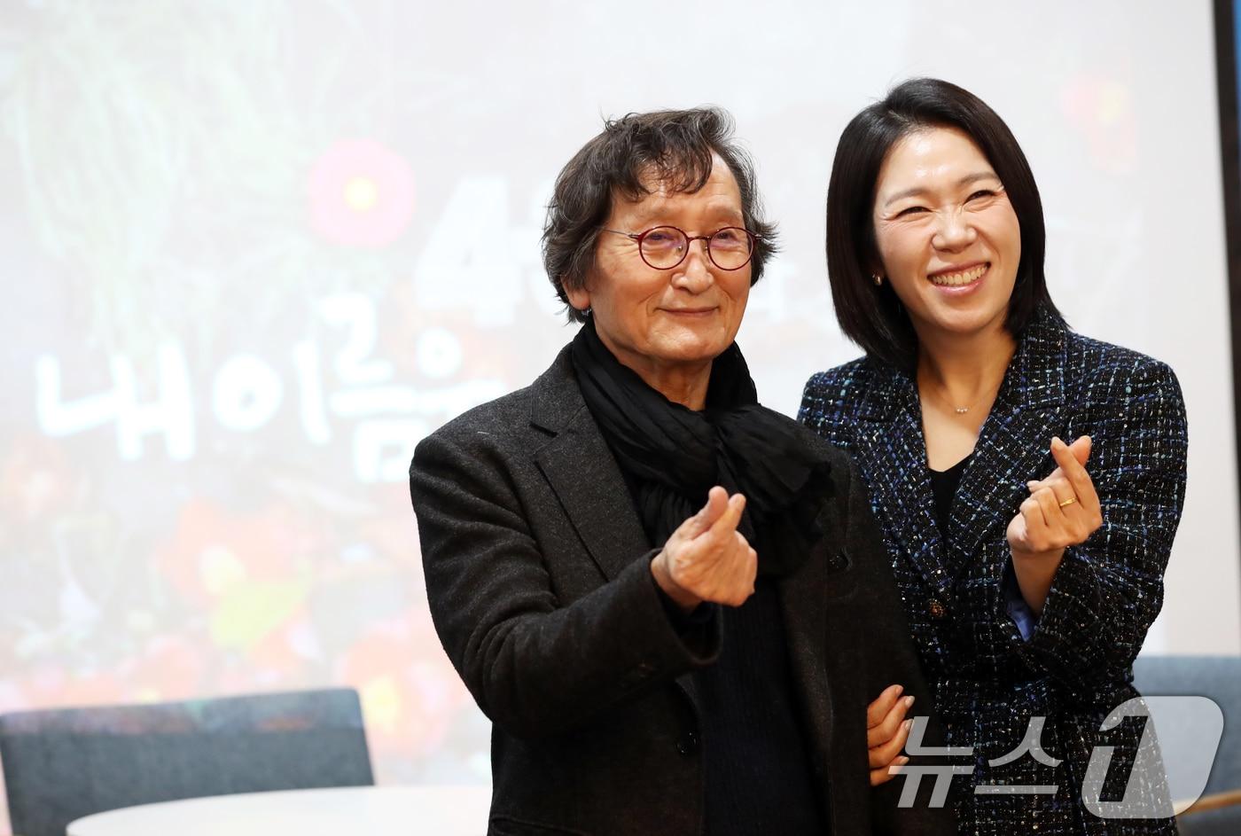 정지영 감독과 염혜란 배우가 9일 오후 제주도의회 도민카페에서 열린 제주4·3 영화 '내 이름은' 제작발표 기자회견에서 기념 촬영을 하고 있다. 2024.12.9/뉴스1 ⓒ News1 오현지 기자