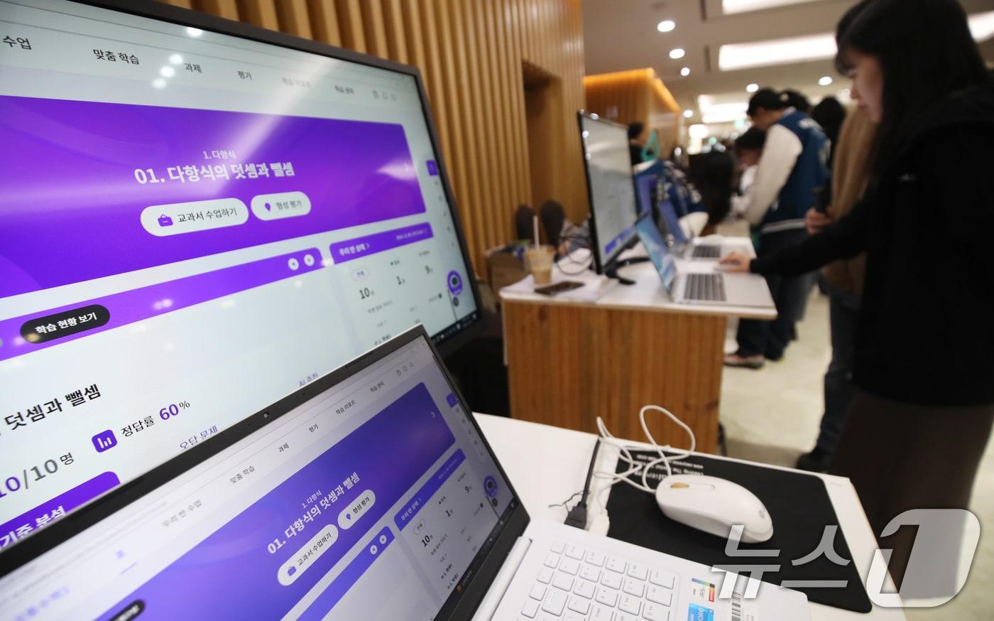 9일 제주한라대학교 한라컨벤션센터를 찾은 교사 등이 내년 3월 학교 현장에 도입되는 인공지능&#40;AI&#41; 디지털교과서 시연회를 관심있게 살펴보고 있다. 2024.12.9/뉴스1 ⓒ News1 오현지 기자