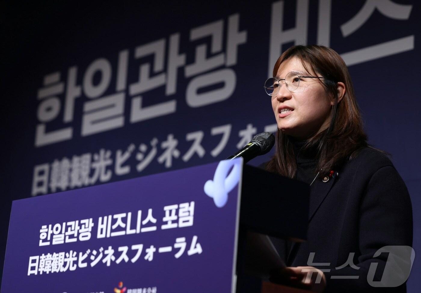 본문 이미지 - 장미란 문화체육관광부 제2차관이 9일 서울 중구 서울신라호텔에서 열린 한일관광 비즈니스 포럼에서 개회사를 하고 있다.(문화체육관광부 제공)