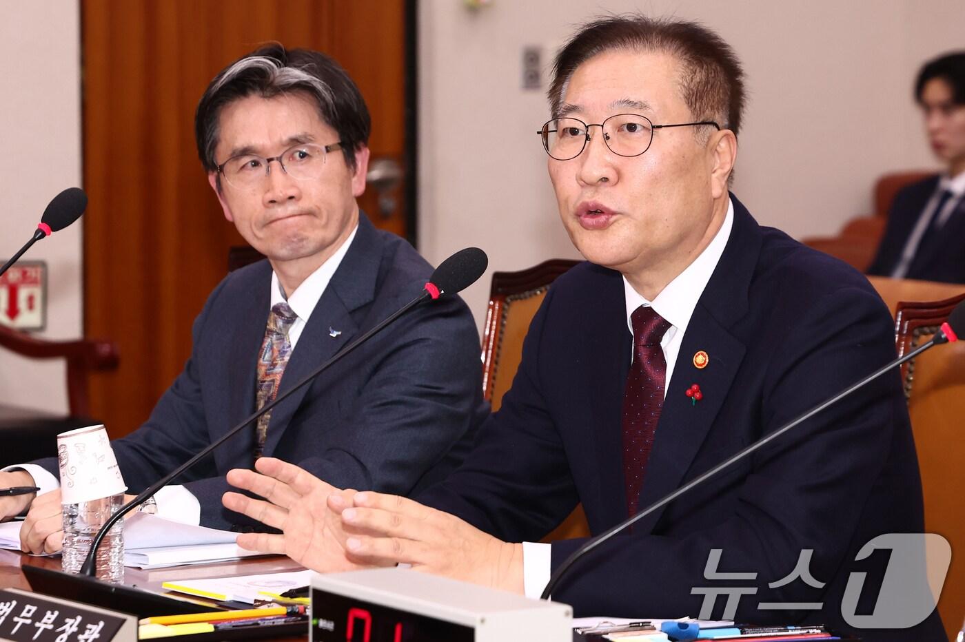 박성재 법무부 장관이 9일 서울 여의도 국회에서 열린 비상계엄 사태와 관련한 윤석열 대통령 등의 내란 혐의 진상규명을 위한 상설특검 수사요구안 등에 관한 법제사법위원회 전체회의에서 의원 질의에 답변하고 있다. 왼쪽은 오동운 공수처장. 2024.12.9/뉴스1 ⓒ News1 김민지 기자