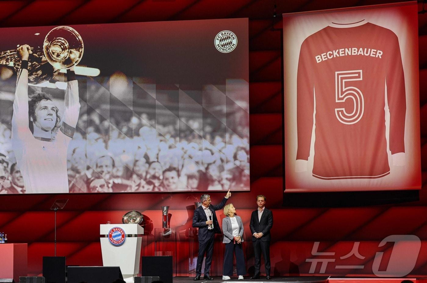 바이에른 뮌헨이 프란츠 베켄바워를 기리며 그의 등번호 5번을 영구 결번으로 지정했다. ⓒ AFP=뉴스1