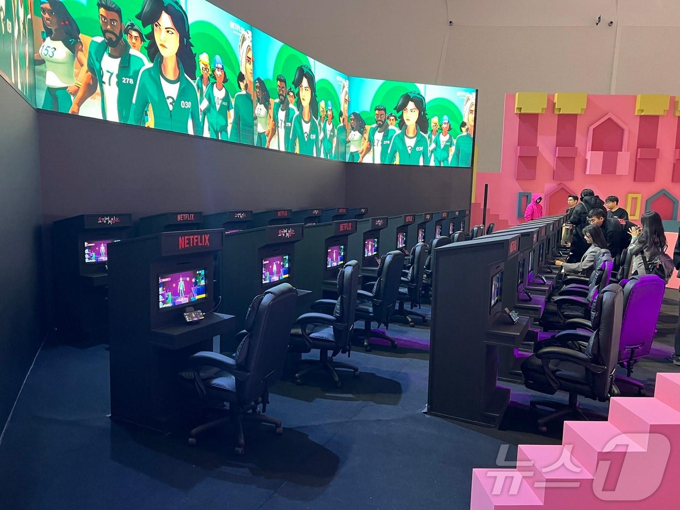 본문 이미지 - 넷플릭스가 9일 서울 동대문디자인플라자(DDP)에서 '오징어게임 2' 체험존을 운영했다. 오징어게임의 스핀오프 게임인 '오징어게임:언리쉬드' 체험 구역 모습. 2024.12.09/뉴스1 ⓒ 뉴스1 김민재 기자