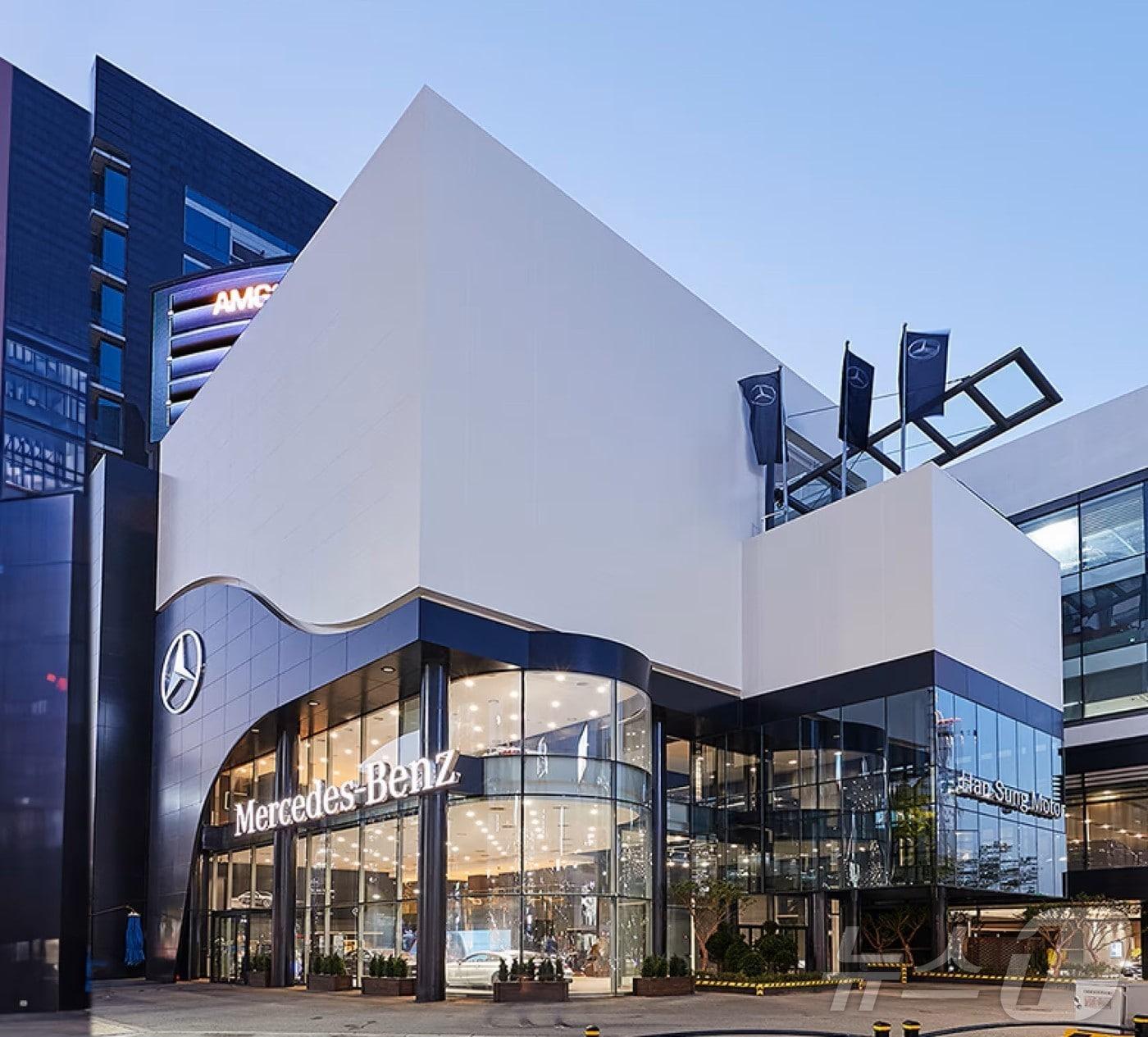 본문 이미지 -  메르세데스-벤츠 공식 딜러사 한성자동차의 강남 전시장.(한성차 제공)