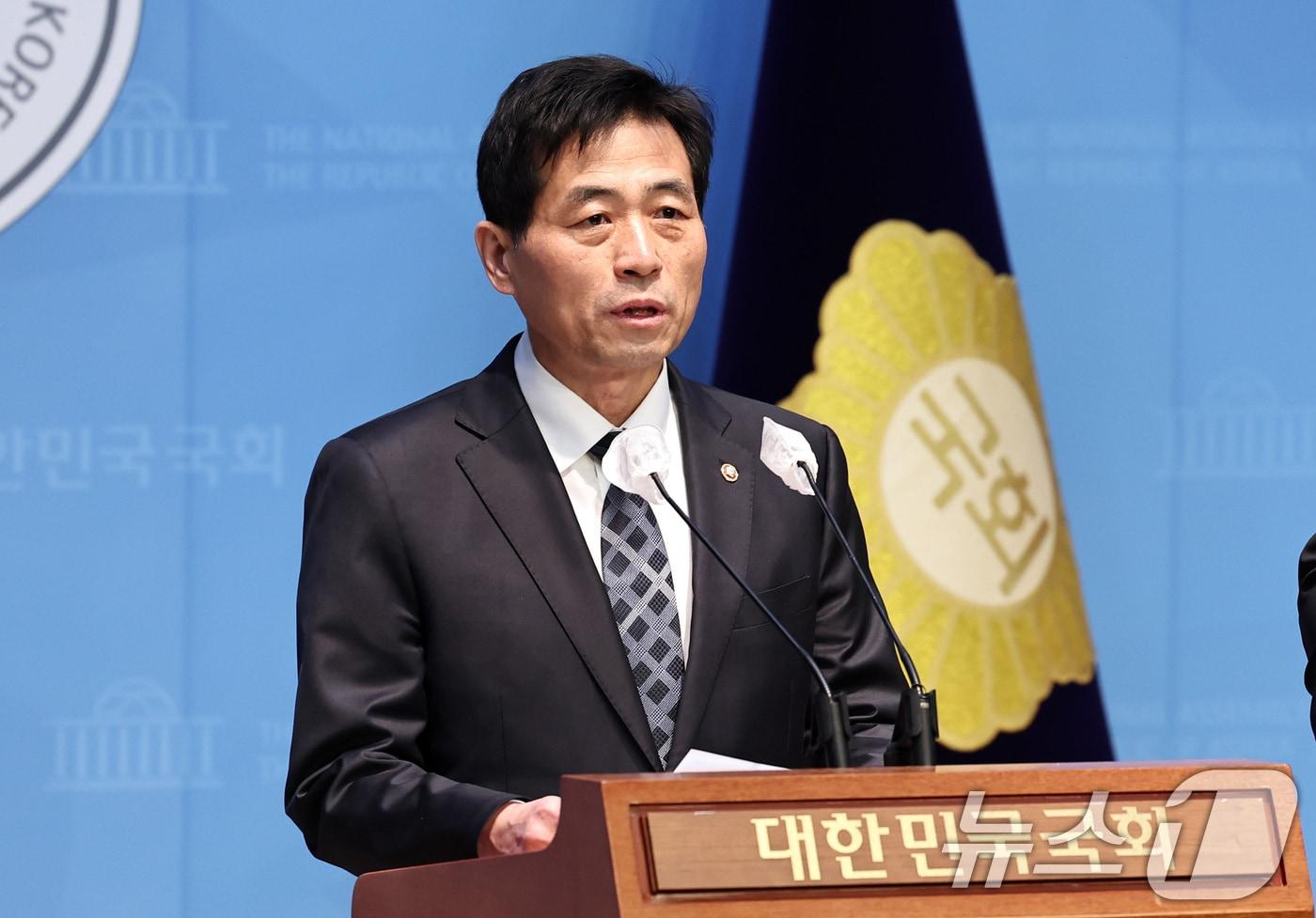 본문 이미지 - 김민기 국회 사무총장이 9일 오후 서울 여의도 국회 소통관에서 기자회견을 하고 있다. 김 총장은 12·3 비상계엄 선포때 계엄군이 국회로 진입했을 당시 피해 상황 등을 수사기관에 제출하겠다고 밝혔다. 2024.12.9/뉴스1 ⓒ News1 구윤성 기자