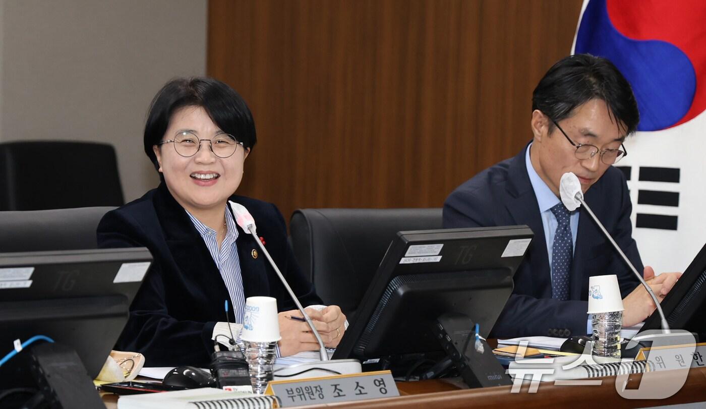 조소영 신임 국민권익위원회 부위원장 겸 중앙행정심판위원장(왼쪽)이 9일 정부세종청사 국민권익위원회 전원위 심의실에서 열린 2024년 제24차 전원위원회에서 인사말을 하고 있다. 오른쪽은 한삼석 상임위원. (국민권익위원회 제공) 2024.12.9/뉴스1