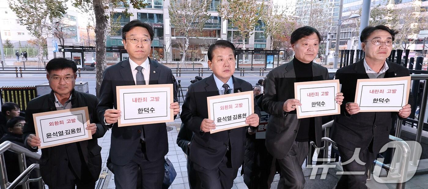 김병주 더불어민주당 최고위원과 이용우·이태형·박균택 법률위원장, 이건태 당 법률대변인이 9일 서울 서대문구 경찰청 민원실에서 윤석열 대통령과 김용현 전 국방부 장관을 외환죄(일반이적죄) 위반 혐의로, 한덕수 국무총리를 내란죄 혐의로 고발장을 제출하기 위해 이동하고 있다. 2024.12.9/뉴스1 ⓒ News1 김성진 기자