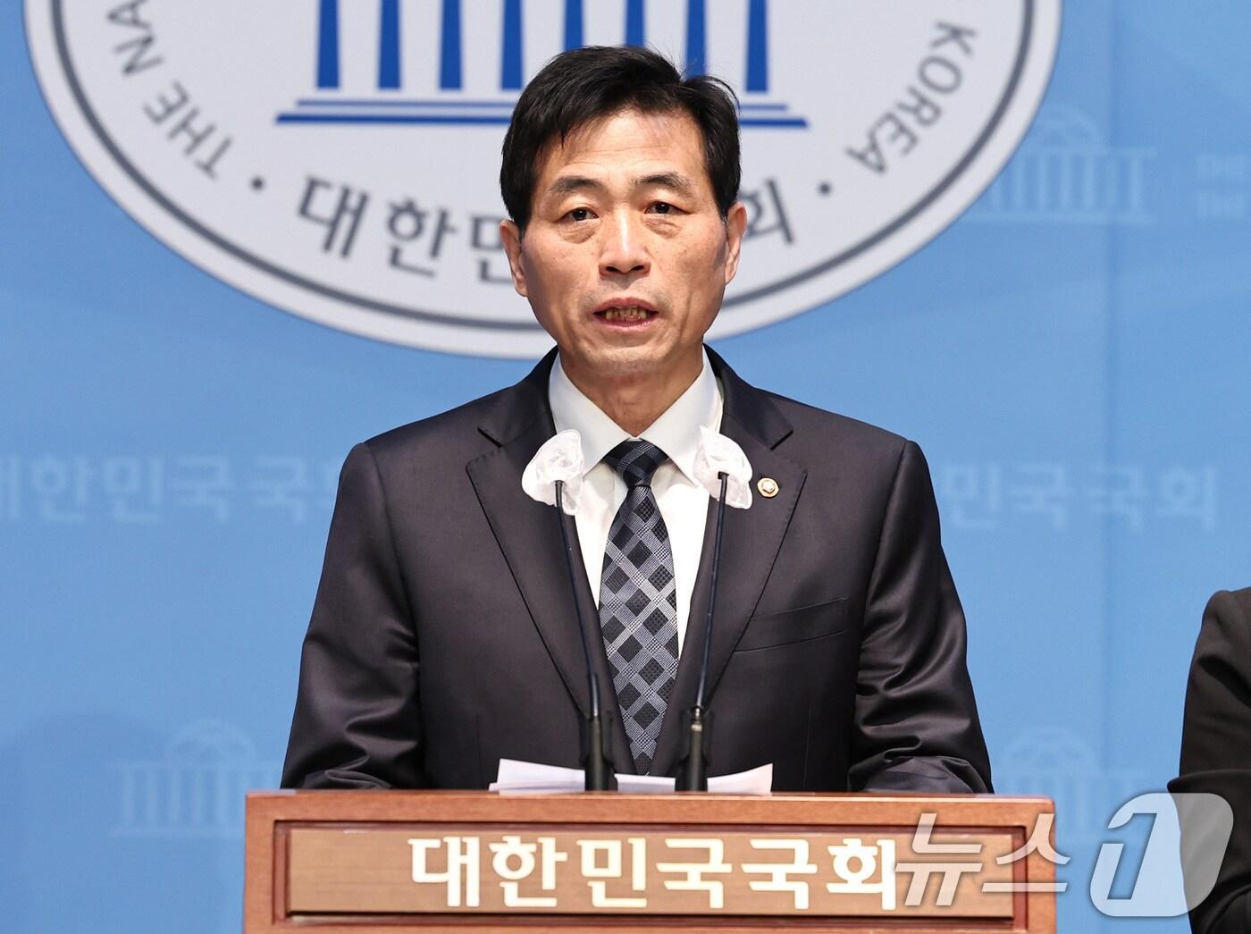 본문 이미지 - 김민기 국회 사무총장이 9일 오후 서울 여의도 국회 소통관에서 기자회견을 하고 있다. 김 총장은 12·3 비상계엄 선포때 계엄군이 국회로 진입했을 당시 피해 상황 등을 수사기관에 제출하겠다고 밝혔다. 2024.12.9/뉴스1 ⓒ News1 구윤성 기자