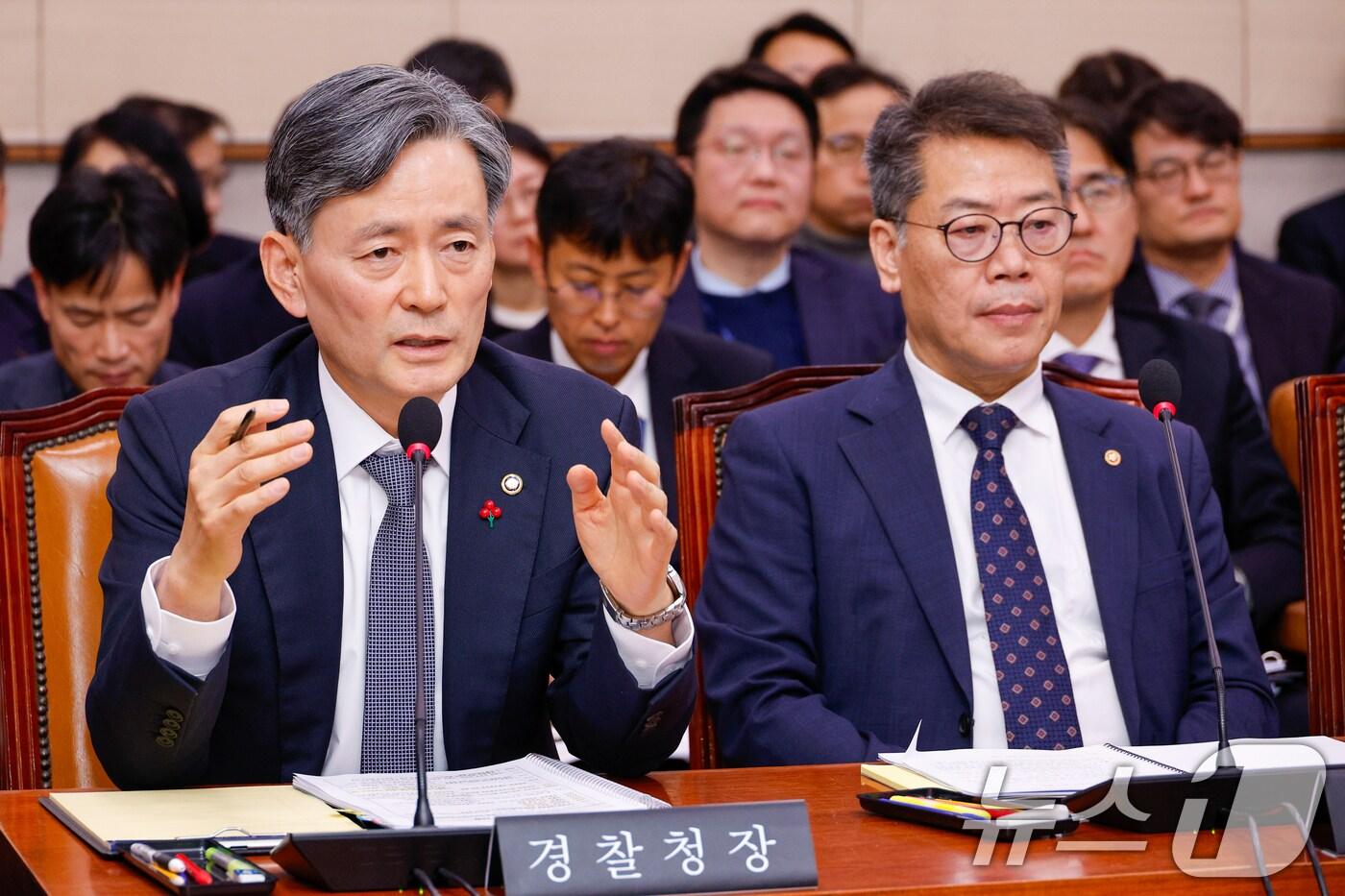 본문 이미지 - 조지호 경찰청장이 9일 서울 여의도 국회에서 열린 법제사법위원회 제418회국회(정기회) 제20차 전체회의에 출석해 비상계엄 사태 관련 질의에 답하고 있다. 오른쪽은 김용빈 중앙선거관리위원회 사무총장. 2024.12.9/뉴스1 ⓒ News1 안은나 기자