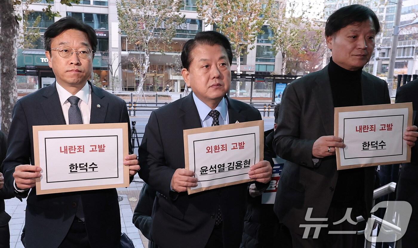 김병주 더불어민주당 최고위원과 이용우·이태형·박균택 법률위원장, 이건태 당 법률대변인이 9일 서울 서대문구 경찰청 민원실에서 윤석열 대통령과 김용현 전 국방부 장관을 외환죄(일반이적죄) 위반 혐의로, 한덕수 국무총리를 내란죄 혐의로 고발장을 제출하기 위해 이동하고 있다. 2024.12.9/뉴스1 ⓒ News1 김성진 기자