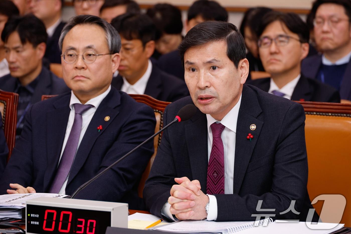 본문 이미지 - 김선호 국방부 장관 직무대행(차관)이 9일 서울 여의도 국회에서 열린 법제사법위원회 제418회국회(정기회) 제20차 전체회의에 출석해 비상계엄 사태 관련 질의에 답하고 있다. 왼쪽은 고기동 행정안전부 장관 직무대행(차관). 2024.12.9/뉴스1 ⓒ News1 안은나 기자