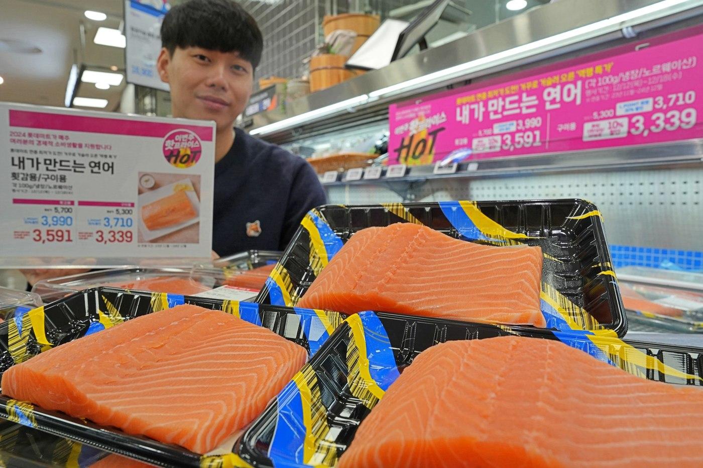 롯데마트 제타플렉스 서울 잠실점에서 '내가 만드는 연어'를 홍보하는 조성연 MD(롯데마트 제공)