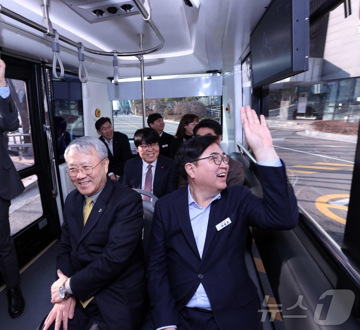 본문 이미지 - 박일하 동작구청장이 자율주행차에 탑승한 모습. (동작구 제공)ⓒ 뉴스1