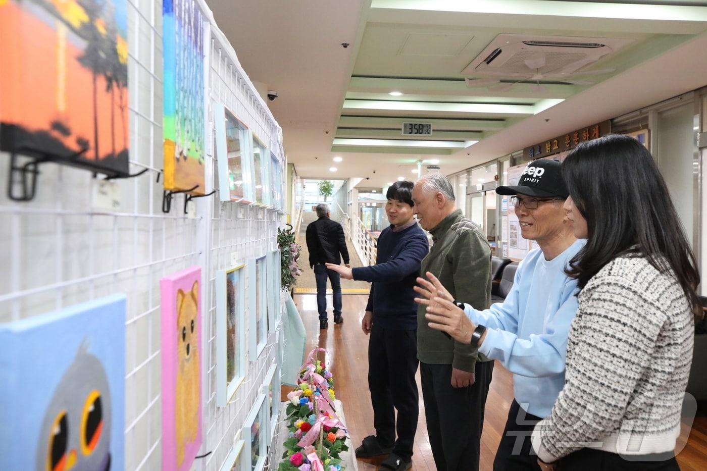 본문 이미지 - 전북 무주장애인·노인종합복지관이 개관 19주년을 맞아 기념식과 작품발표회 시간을 가졌다.(무주군 제공) 2024.12.9/뉴스1