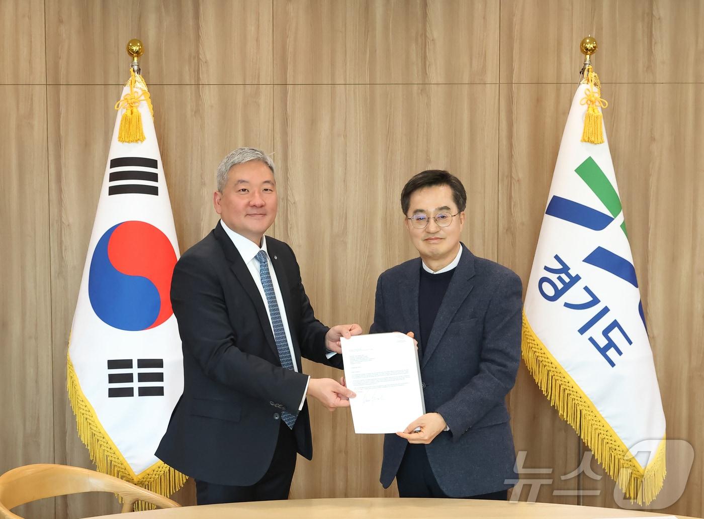 본문 이미지 - 9일 오후 김동연 경기도지사가 집무실에서 이주옥 WEF 아.태 사무국장과 면담하고 WEF(세계경제포럼) 회장 서한문을 전달 받고있다.(경기도 제공)