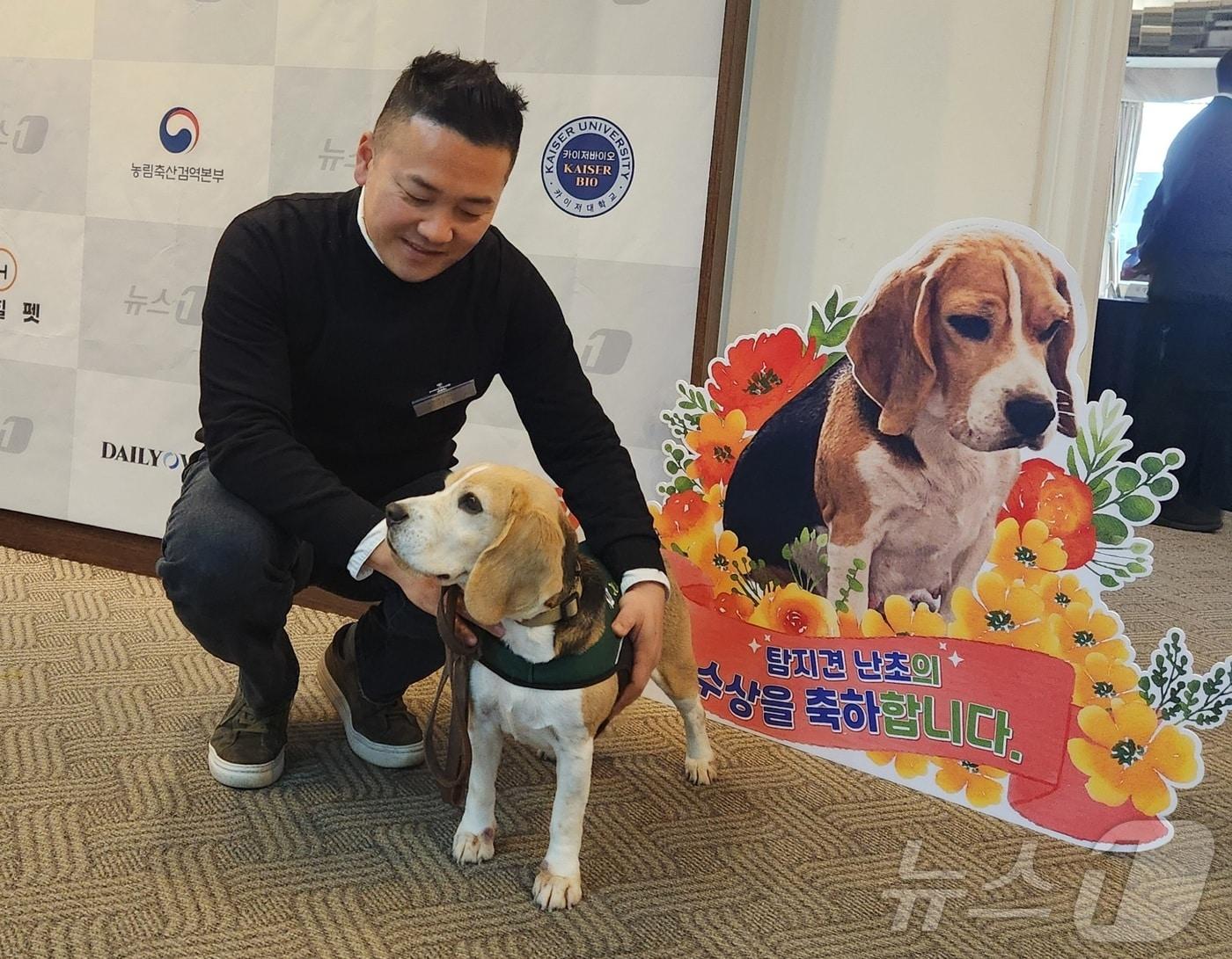 본문 이미지 - 구자명 농림축산검역본부 특수검역과 교관이 9일 서울 중구 프레스센터에서 열린 '2024 대한민국 반려동물 문화대상'에 참석해 탐지견 난초와 포토존에서 사진을 찍고 있다. 2024.12.9 ⓒ 뉴스1 한송아 기자