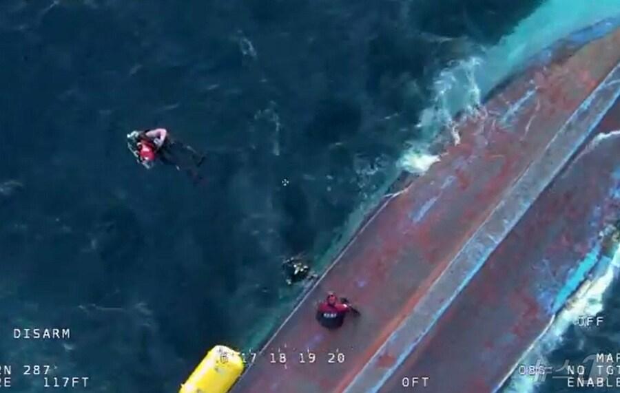 본문 이미지 - 경북 포항해양경찰서와 중앙특수구조단 잠수사들이 헬기로 사고 선박에 접근하고 있다. &#40;포항해양경찰서제공&#41; 2024.12.10/뉴스1 