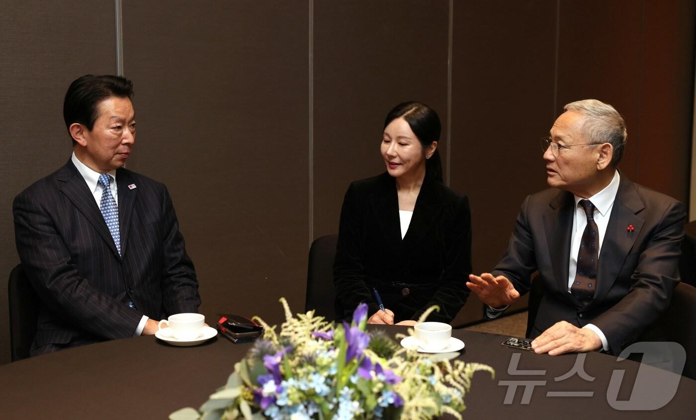 유인촌 문화체육관광부 장관이 9일 서울 중구 서울신라호텔에서 열린 한일관광 비즈니스 포럼 환영 만찬에 앞서 하라이카와 나오야 일본 국토교통성 관광청장을 비롯한 참석자들과 환담을 하고 있다.(문화체육관광부 제공)