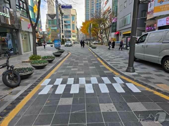본문 이미지 - 울산 남구 삼산동 디자인거리에 불법으로 새겨진 횡단보도.현재는 지워진 상태다.(독자제공)