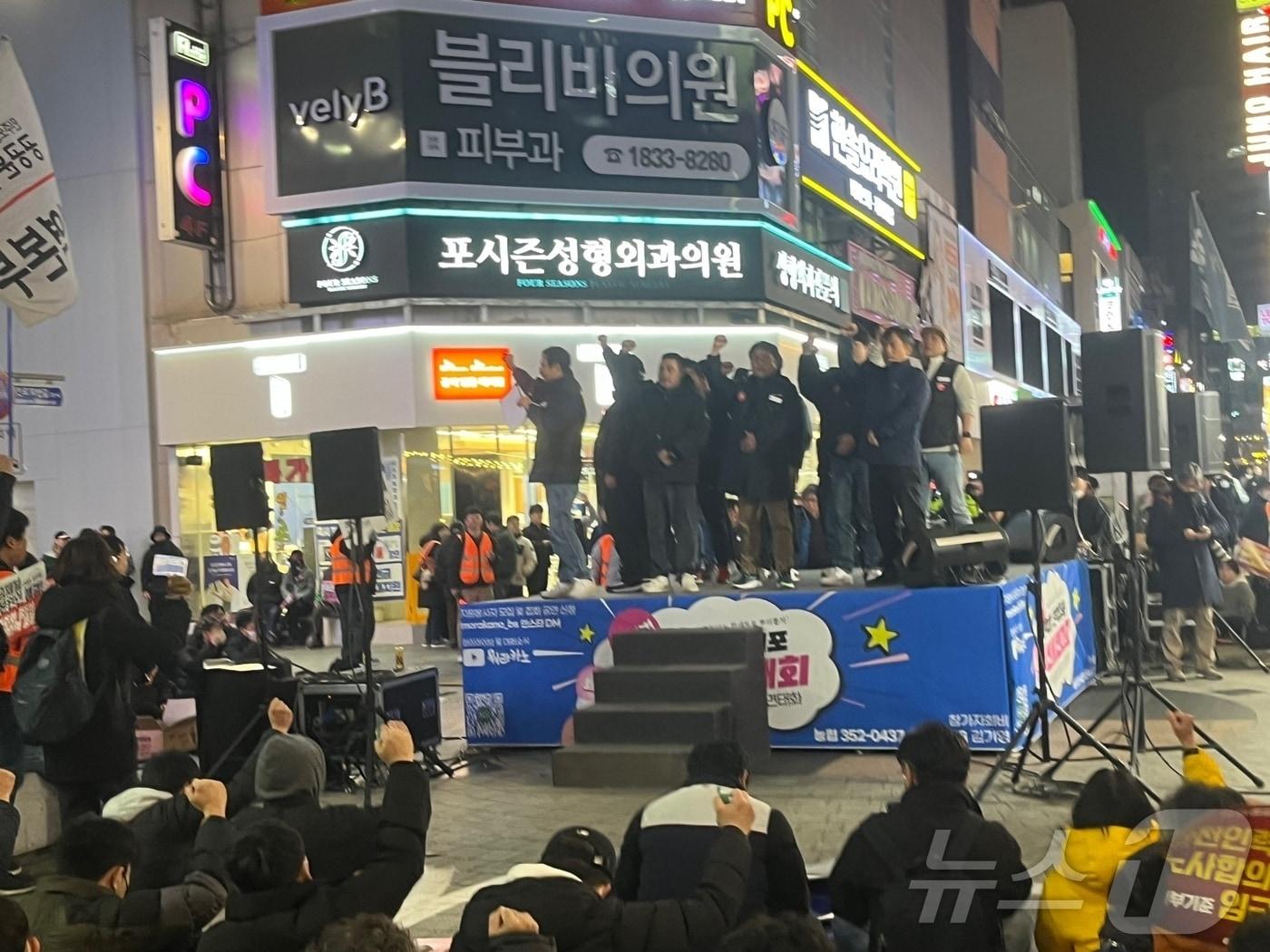 본문 이미지 - 영남권철도노조가 9일 오후 부산 부산진구 부전동에서 총파업대회를 열고 구호를 외치고 있다.2024.12.9/ⓒ 뉴스1 News1 장광일 기자