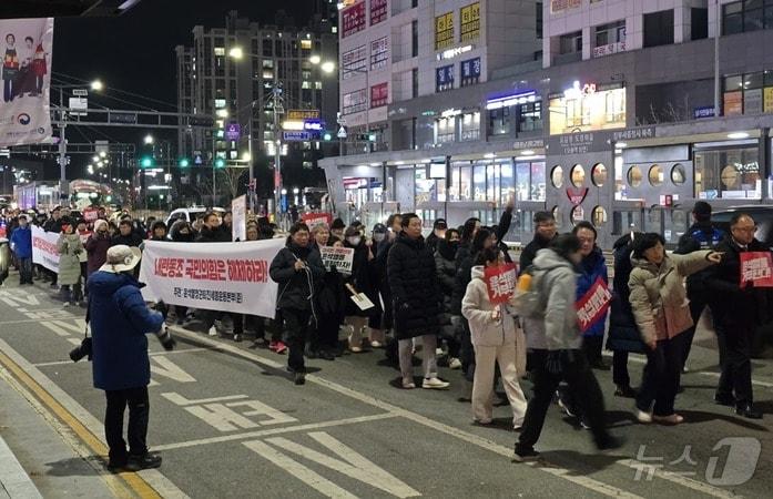 본문 이미지 - 9일 오후 세종시 도담동 먹자골목에서 시민들이 촛불집회를 열고 윤석열 탄핵을 촉구하며 거리 행진을 벌이고 있다. ⓒ News1 장동열 기자