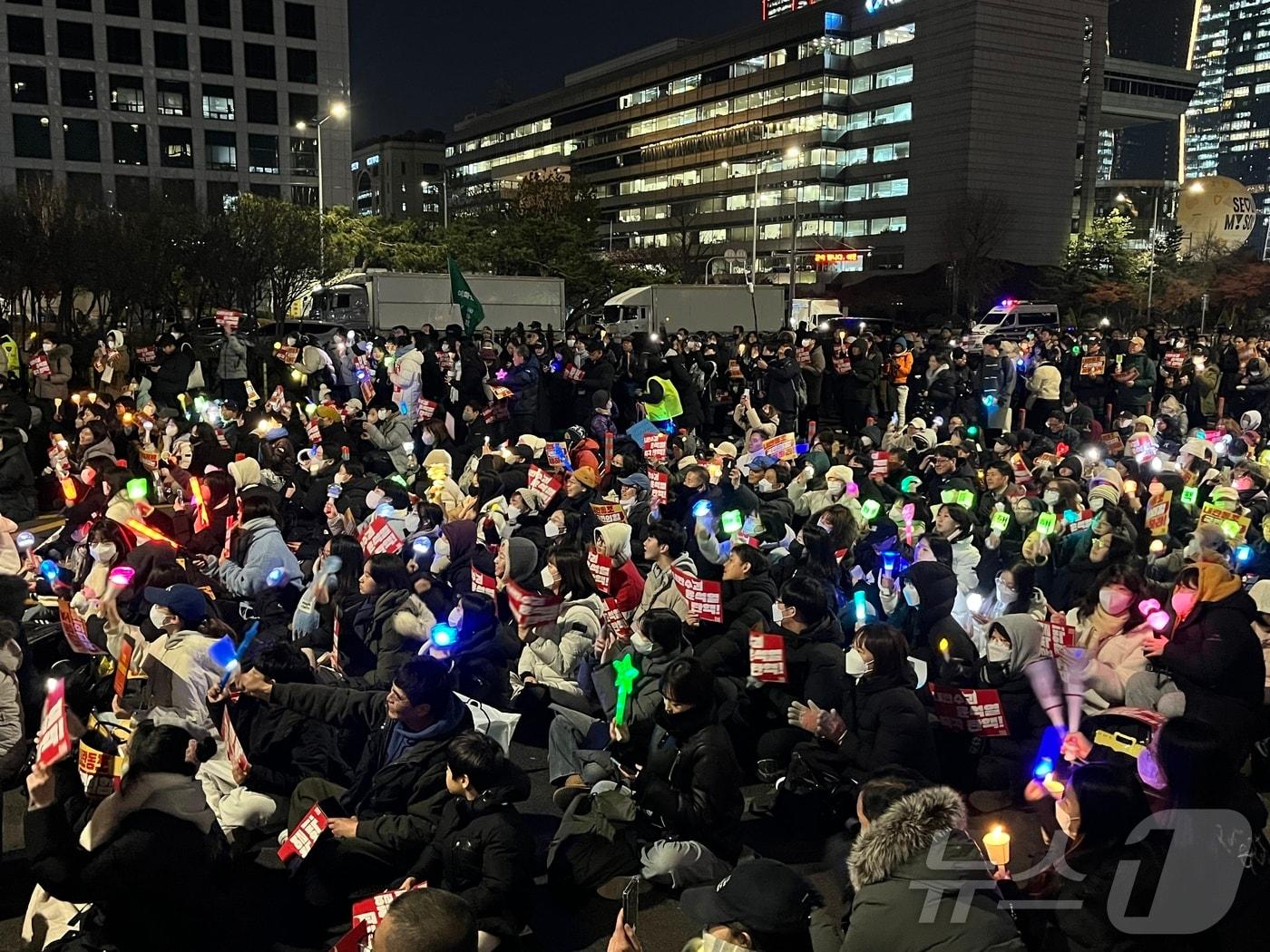 본문 이미지 - 9일 오후 6시 50분쯤 서울 여의도 국회의사당역 인근에 시민들이 모여 응원봉, 촛불 등을 흔들고 있다. 2024.12.9/뉴스1