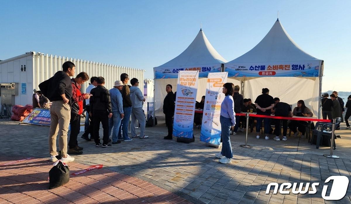 본문 이미지 - 경기도는 설 맞이 수산물 소비 활성화를 위해 수원시 농수산물도매시장 등 도내 7개 시장에서 온누리상품권 환급행사를 진행한다고 1일 밝혔다.(자료 사)