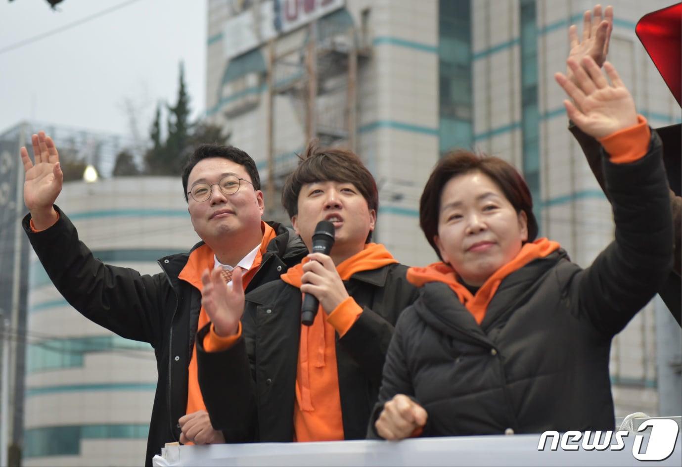 본문 이미지 - 이준석 개혁신당 대표를 비롯한 당 지도부가 1일 오전 전남 순천시 조례사거리를 찾아 길거리 정책홍보를 하고 있다. 왼쪽부터 천하람 개혁신당 최고위원, 이준석 대표, 양향자 원내대표. 2024.2.1/뉴스1 ⓒ News1 김동수 기자