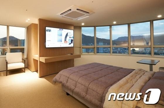 본문 이미지 - 첨단 ICT 솔루션을 제공하는 입원실. 2021.7.21/뉴스1 photo@news1.kr