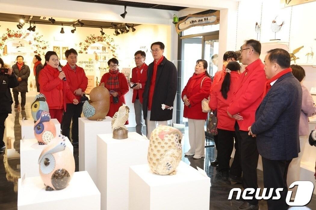 본문 이미지 - 지난 30일 박우량 신안군수와 관계자들이 신안새공예박물관 '부엉이 곳간' 기획전 관람을 하고 있다.(신안군 제공)/뉴스1 