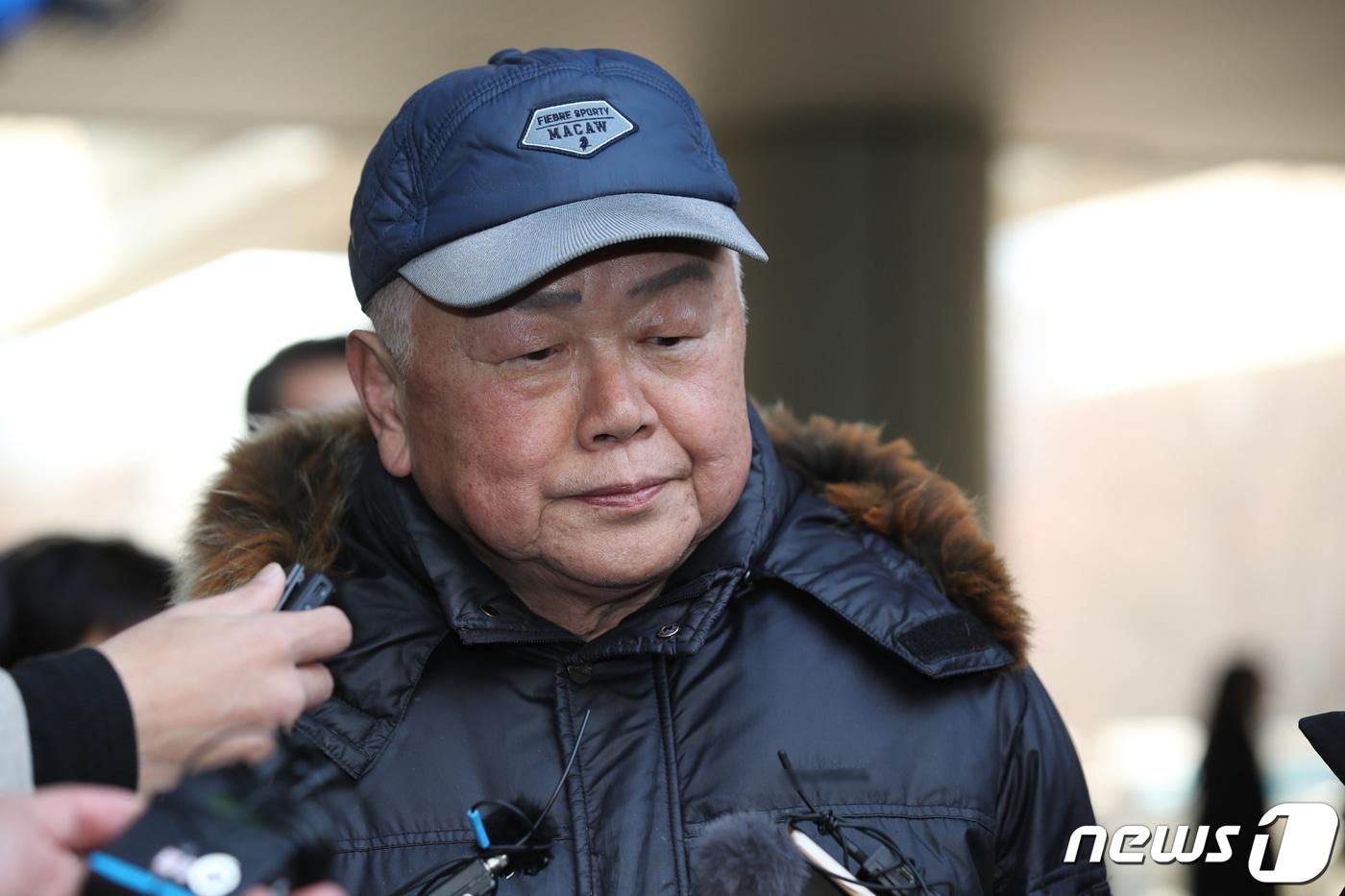 윤석열 대통령의 부인 김건희 여사에 대해 '쥴리 의혹'을 제기한 안해욱 전 한국초등학교태권도연맹 회장이 정보통신법상 명예훼손 혐의로 1일 오전 서울 서초동 서울중앙지방법원에서 열린 구속 전 피의자 심문(영장실질심사)에 출석하고 있다. 2024.2.1/뉴스1 ⓒ News1 이광호 기자