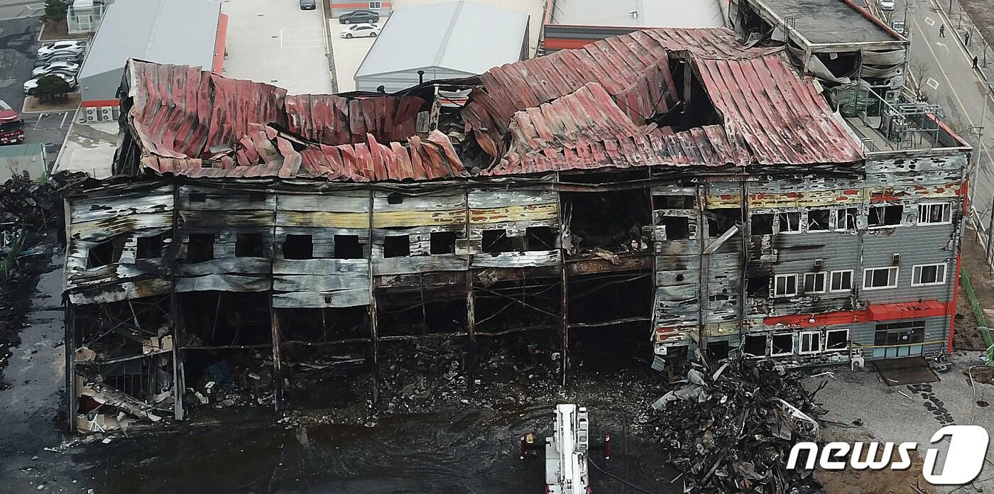 본문 이미지 - 1일 오전 화마가 할퀴고 지나간 경북 문경시 신기동의 한 육가공업체 공장이 처참한 모습을 드러내고 있다. 전날 오후 7시47분쯤 이 공장에서 원인을 알 수 없는 불이 나 현장에 투입된 구조대원 2명이 순직했다. 2024.2.1/뉴스1 ⓒ News1 공정식 기자
