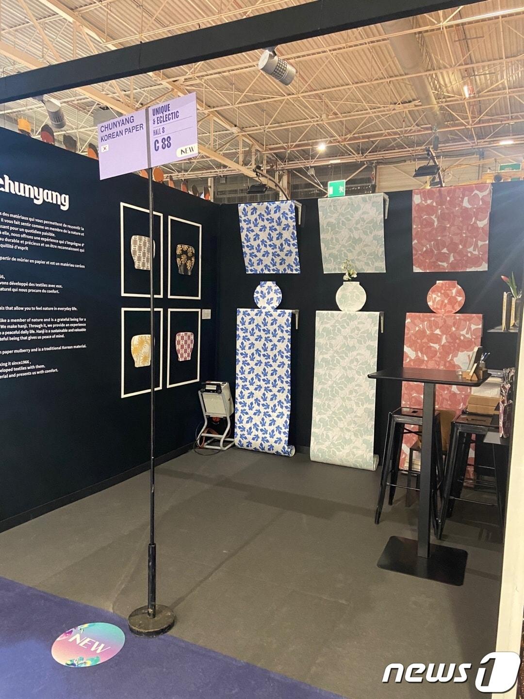 본문 이미지 - 한국전통문화전당은 한지산업지원센터가 지원한 지역 한지 생산 업체들이 해외 박람회에서 성과를 거뒀다고 1일 밝혔다. 사진은 해외 박람회 참여한 업체의 제품.&#40;전당 제공&#41;2024.2.1/뉴스1