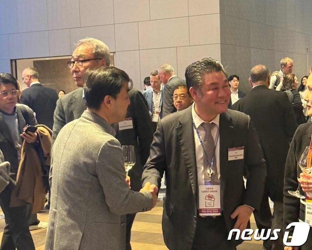 본문 이미지 -  이우경 ASML코리아 대표가 31일 '세미콘코리아 2024 인더스트리 리더십 디너' 현장에서 관계자들과 대화하고 있다. 2024.1.31 / 뉴스1 ⓒ News1 강태우 기자