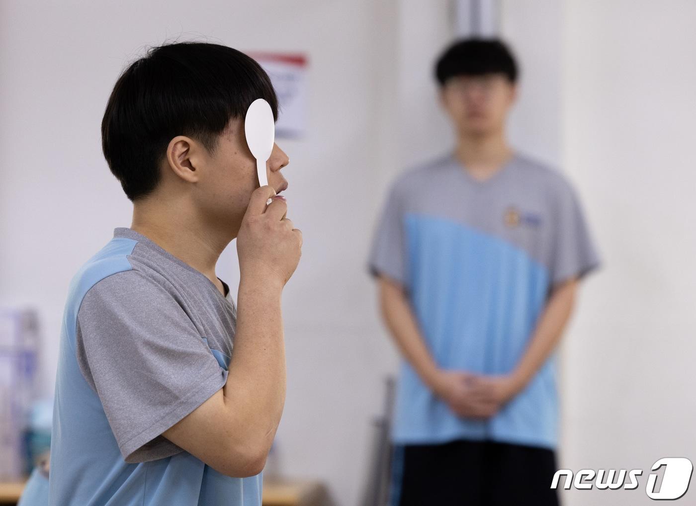 본문 이미지 - 서울 영등포구 제1병역판정검사장에서 입영대상자들이 신체검사를 받고 있다. 2024.2.1/뉴스1 ⓒ News1 이재명 기자