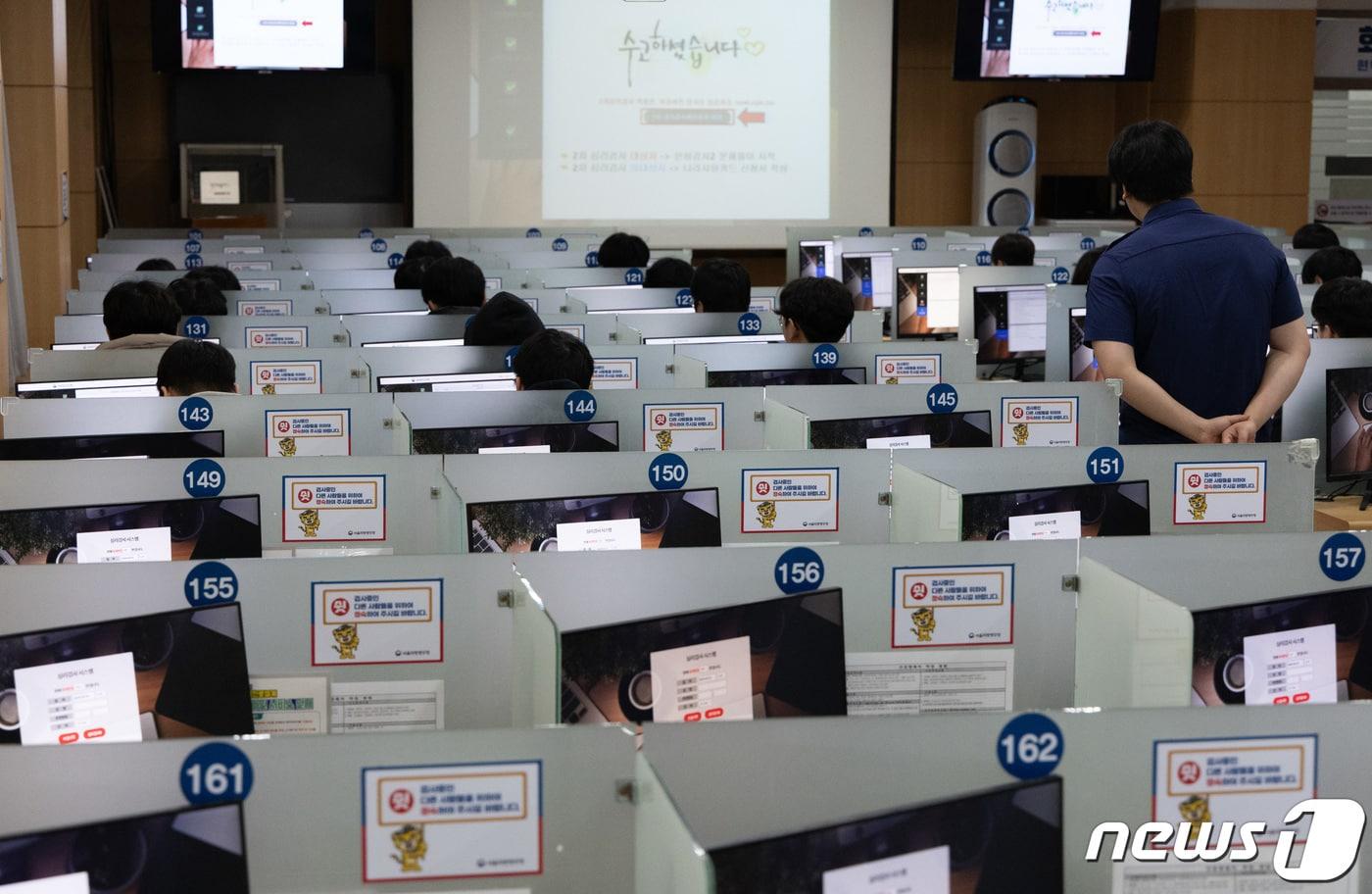 2024년도 첫 병역판정검사가 시작된 1일 오전 서울 영등포구 서울지방병무청 제1병역판정검사장에서 입영대상자들이 심리검사를 받고 있다. 2024.2.1/뉴스1 ⓒ News1 이재명 기자