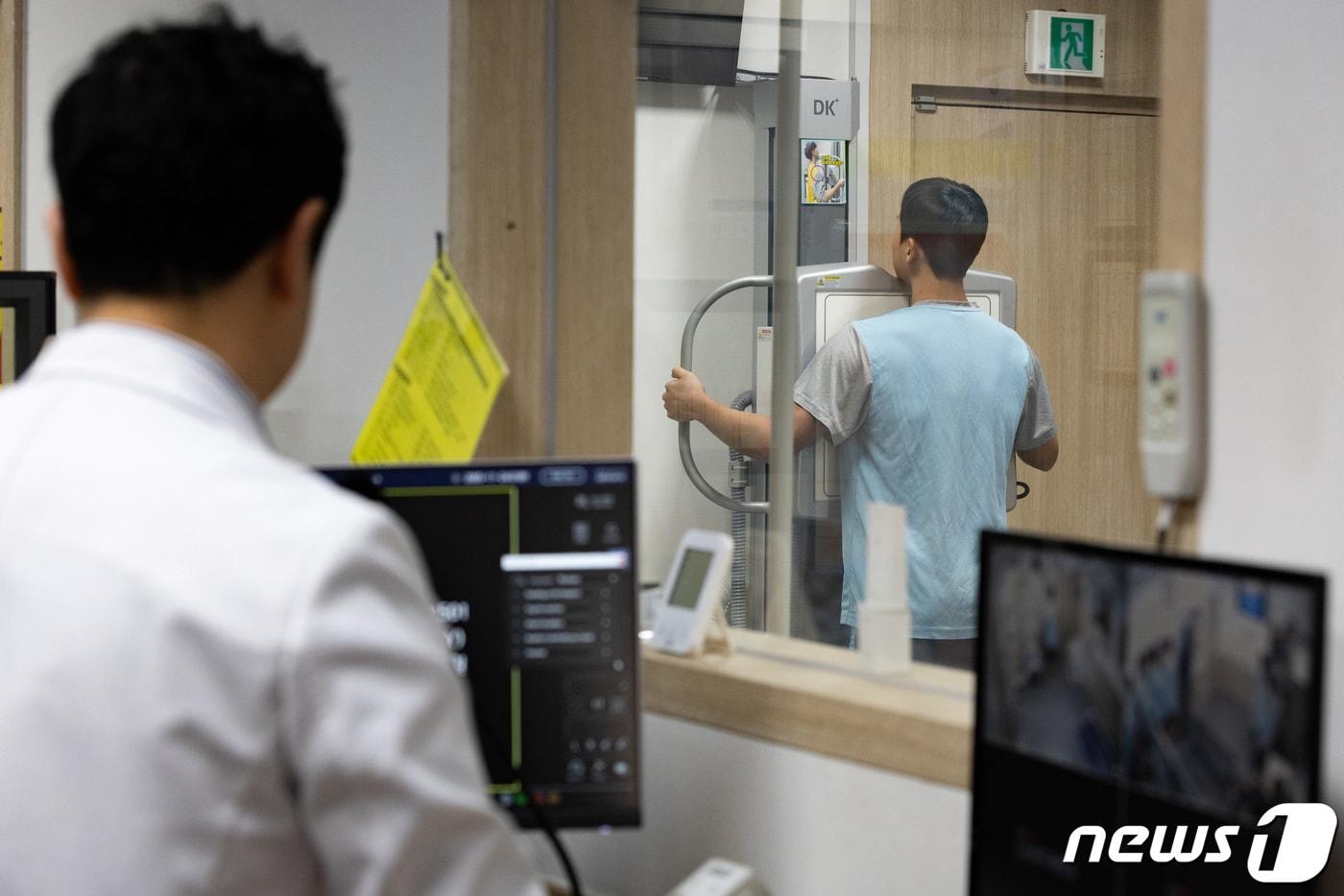  흉부방사선 검사. 2024.2.1/뉴스1 ⓒ News1 이재명 기자