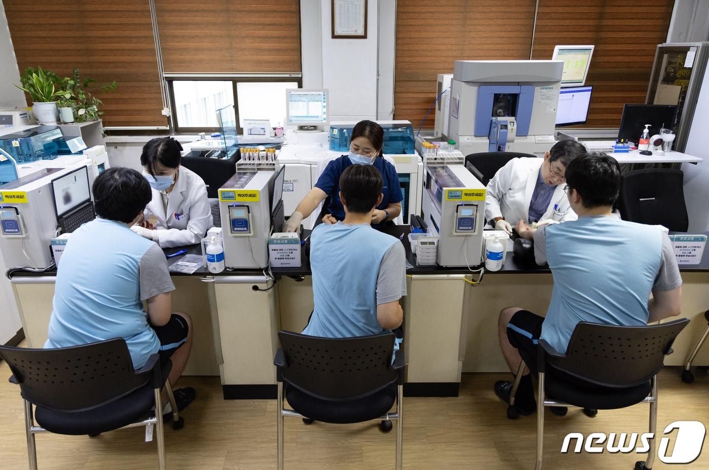 본문 이미지 - 2024년도 첫 병역판정검사가 시작된 1일 오전 서울 영등포구 서울지방병무청 제1병역판정검사장에서 입영대상자들이 채혈검사를 하고 있다. 2024.2.1/뉴스1 ⓒ News1 이재명 기자