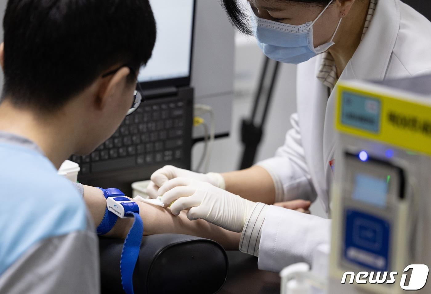 본문 이미지 - 정부의 '균형수가' 대수술 예고에 산업계에선 체외진단 산업의 성장이 막힐 것이란 우려가 나온다. (자료사진) ⓒ 뉴스1 이재명 기자